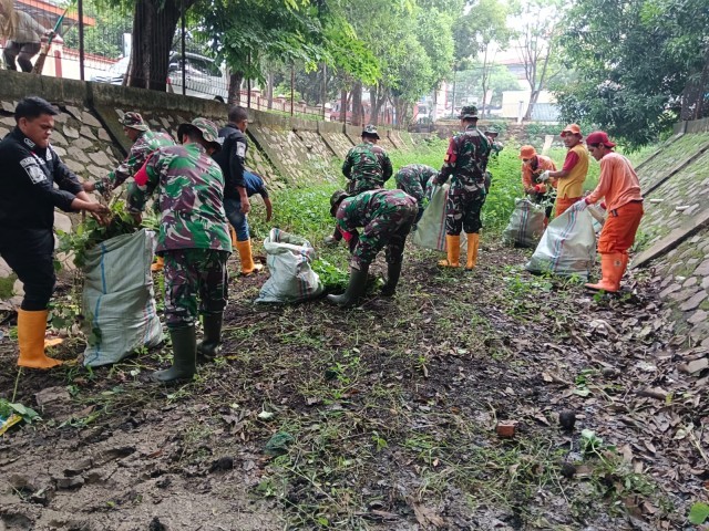 Antisipasi Banjir Dan Penyebaran Wabah Penyakit, Koramil 05/Bantargebang Bersama Tiga Pilar Dan Masyarakat Laksanakan Karya Bakti