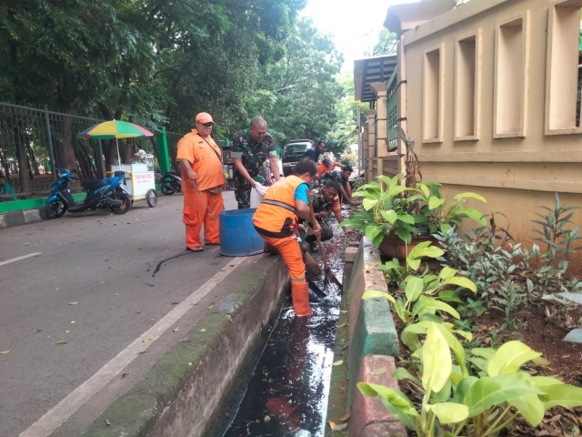 Bersih Drainase, Babinsa Koramil 06/Cakung Melaksanakan Kerja Bakti
