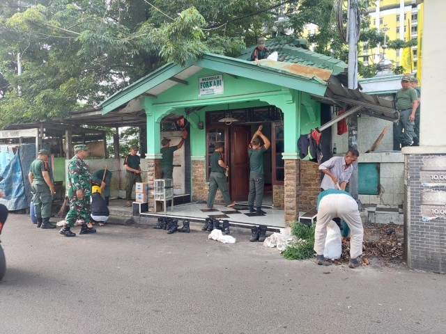 Koramil 01/Menteng Bersama Warga Binaan Melaksanakan Kerja Bakti Pembersihan Tempat Ibadah