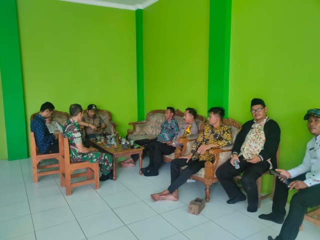 Babinsa Komsos Dengan Sekdes Bahas Tentang Keamanan Dan Ketertiban Wilayah