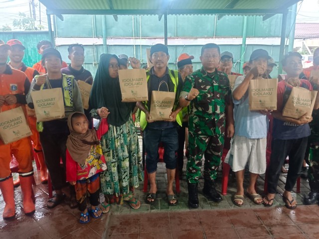 Peduli Kesulitan Warga, Koramil 08/Duren Sawit Berikan Bantuan Sembako