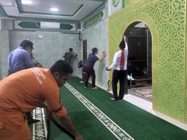 Jumat Bersih, Babinsa Koramil Matraman Bersama Warga Bersihkan Masjid