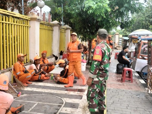 Babinsa Koramil 03/Senen Dan Anggota PPSU Melaksanakan Kerja Bakti Bersama