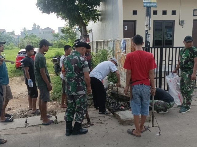Antisipasi Banjir Dan Wabah Penyakit, Koramil 09/Serut Tangerang Lakukan Pembersihan Lingkungan