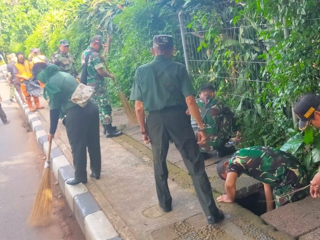 Demi Kenyamanan di wilayah Binaan, Babinsa Koramil 03/Pasar Rebo Karya Bakti Bersihkan Lingkungan