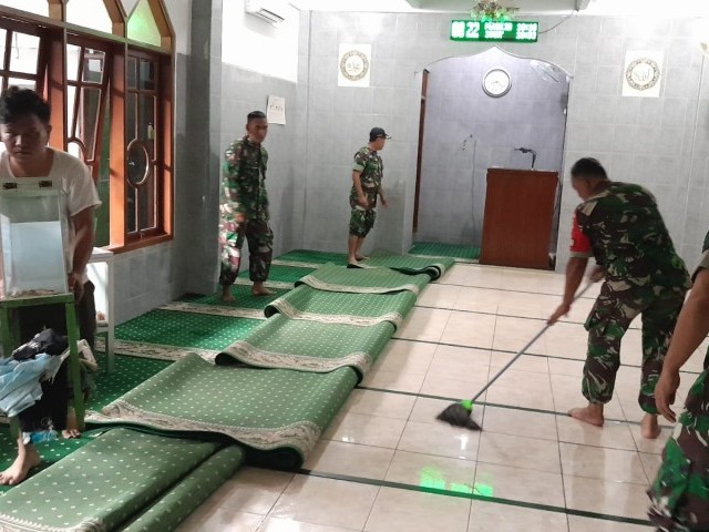 Koramil 05/Tanah Abang Bersama Warga Binaan Melaksanakan Kerja Bakti Pembersihan Tempat Ibadah