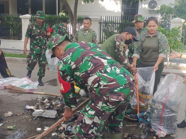 Bersinergi dengan Tiga Pilar, Koramil 04/Jatiasih Karya Bakti Bersihkan Parit dan Gorong Gorong