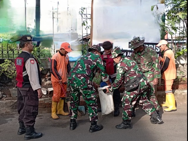 Wujudkan Lingkungan Bersih, Koramil Matraman Karya Bakti Bersama Warga Binaan