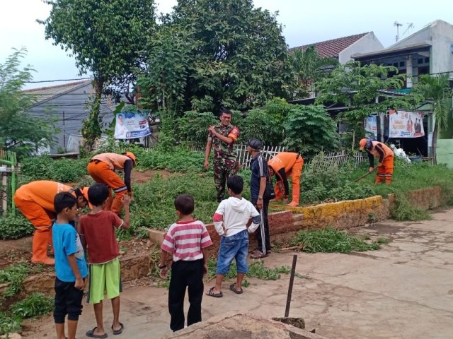 Babinsa Koramil 06/Cempaka Putih Melaksanakan Kerja Bakti Bersama Warga Dan Anggota PPSU