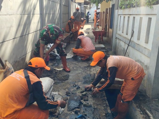 Antisipasi Banjir, Babinsa Koramil 05/KJ Bersama Tiga Pilar Gelar Karya Bakti Membersihkan Gorong-Gorong
