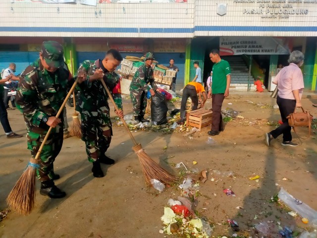Koramil 04/Pulogadung Karya Bakti Bersihkan Sampah PD. Pasar Jaya