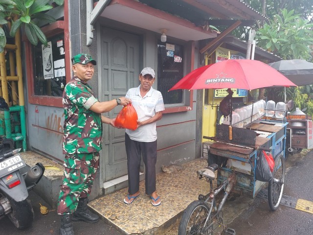 Bakti Sosial Koramil 05/KJ di Pasar Tradisional Untuk Warga Kurang Mampu