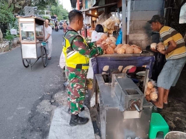 Babinsa Sertu Siswanto Turun Langsung Cek Harga Sembako di PD Pasar Musyawarah