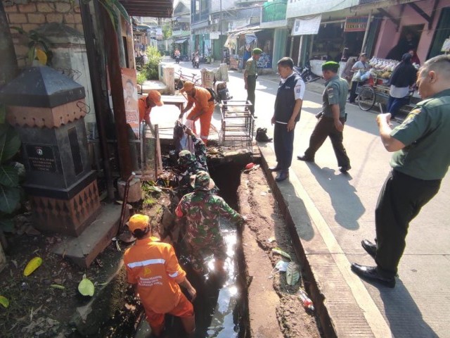 Sebagai Upaya Normalisasi Saluran Air, Koramil 05/Kramatjati Bersama Warga dan Anggota PPSU Laksanakan Karya Bakti