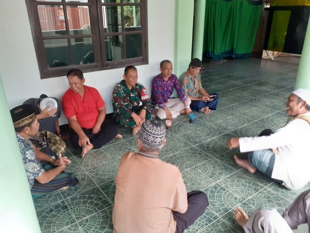 Meningkatkan Keamanan dan Kenyamanan Lingkungan, Babinsa Koramil 03/Legok Komsos Bersama Warga Binaannya