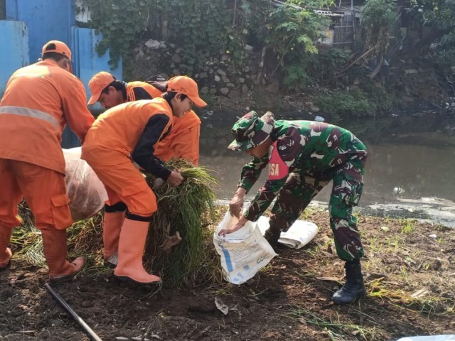 Jumat Bersih, Babinsa Koramil 06/Cakung Giat Karya Bakti