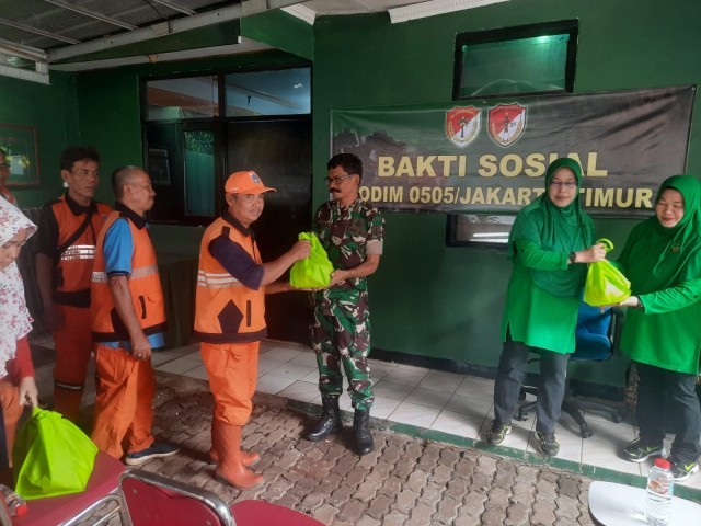Jumat Berkah, Koramil 07/Cipayung Berikan Bantuan Sembako