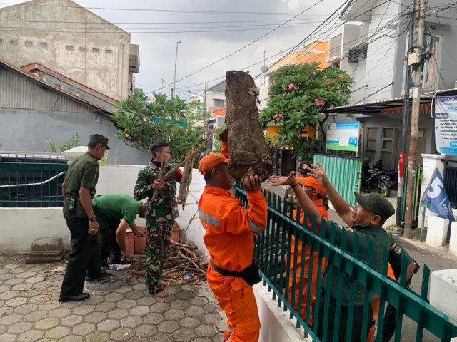 Tempat Ibadah Bersih, Koramil 04/Pulogadung Melaksanakan Karya Bakti