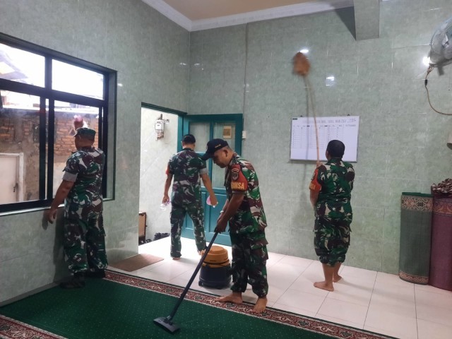 Koramil 02/Sawah Besar Melaksanakan Kerja Bakti Bersama Warga Masyarakat