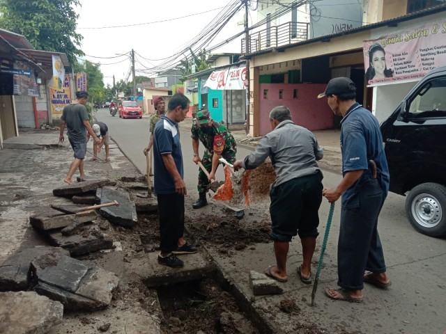 Cegah Banjir di Musim Penghujan, Babinsa 03/Serpong Bersama Warga Bersihkan Gorong-Gorong