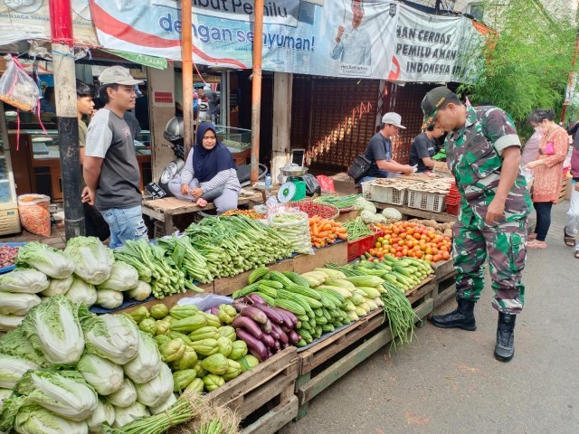 Babinsa Sertu Rusnanto Pantau Harga Sembako di PD Pasar Pecah Kulit