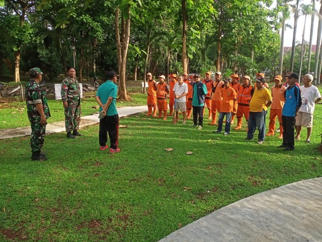 Melalui Gotong Royong, Babinsa Bersama Warga dan Anggota PPSU Bersihkan Lingkungan