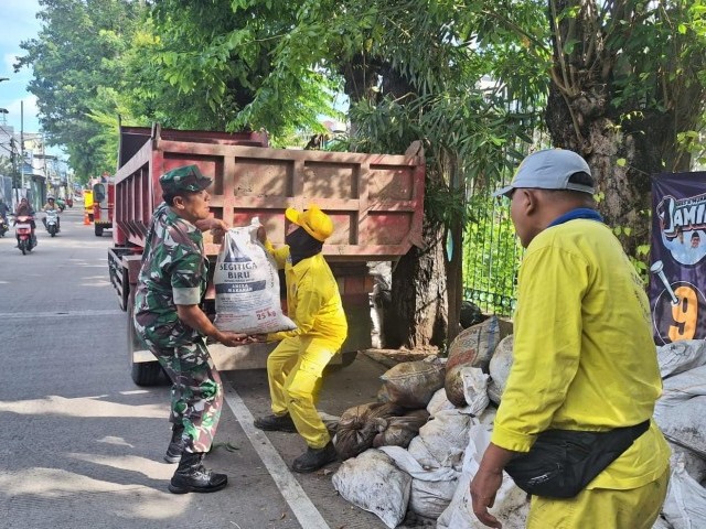 Babinsa Koramil 02/Sawah Besar Bersama Warga dan Aparat Wilayah Melaksanakan Kerja Bakti