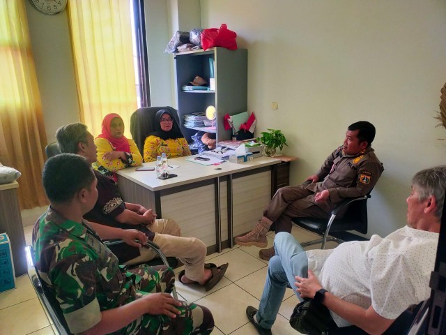 Jalin Sinergitas, Babinsa Serka Suharno Komsos Dengan Tiga Pilar Tingkat Kelurahan Tangki