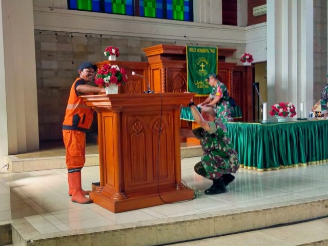 Karya Bakti Koramil 03/Pasar Rebo Bersihkan Area Gereja Lahai Roi