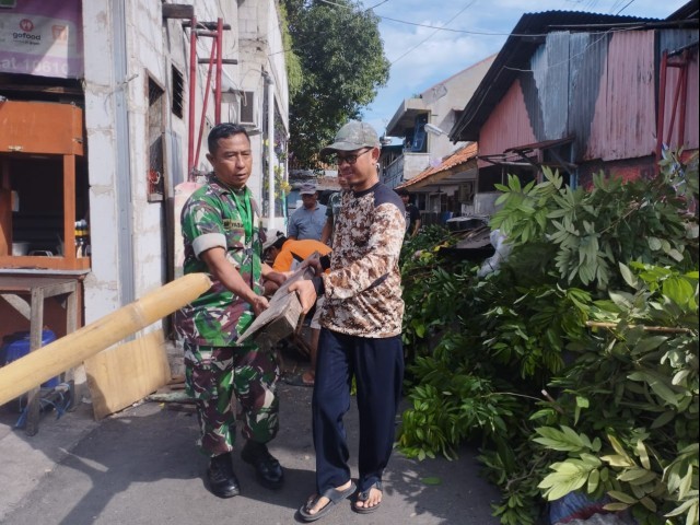 Babinsa Koramil 07/Kemayoran Melaksanakan Kerja Bakti Bersama Warga Dan Anggota PPSU