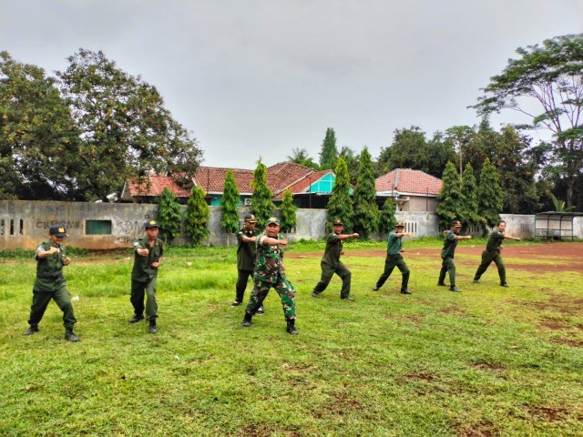 Bangun Kesiapsiagaan Mengahadapi Pemilu 2024, Babinsa Koramil 06/Setu Berikan Linmas Pelatihan Bela Diri Militer