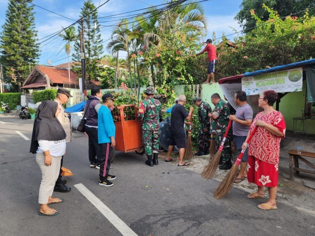 Lingkungan Bersih, Babinsa Koramil 02/Matraman Melaksanakan Karya Bakti