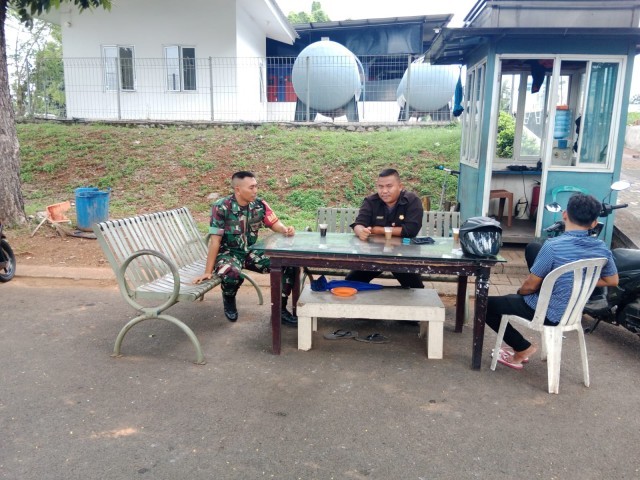 Ciptakan Keamanan, Babinsa Koramil 02/Curug Komsos Dengan Security