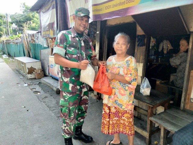 Koramil 05/KJ Gelar Bakti Sosial Pemberian Bantuan Sembako Untuk Warga Kurang Mampu