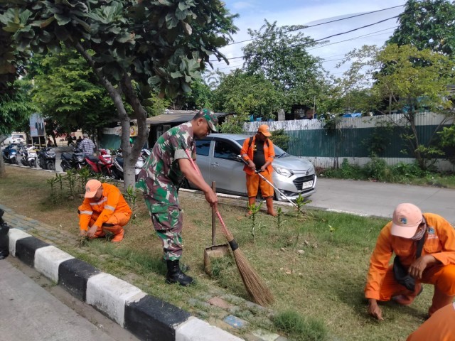 Ciptakan Lingkungan Yang Bersih dan Rapih, Babinsa Koramil 05/KJ Gelar Karya Bakti Bersama Anggota PPSU