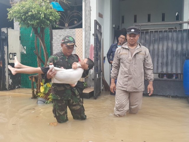 Jiwa Kebapakan, Babinsa Sertu Kusnanto Gendong Dan Evakuasi Anak Ke Tempat Aman