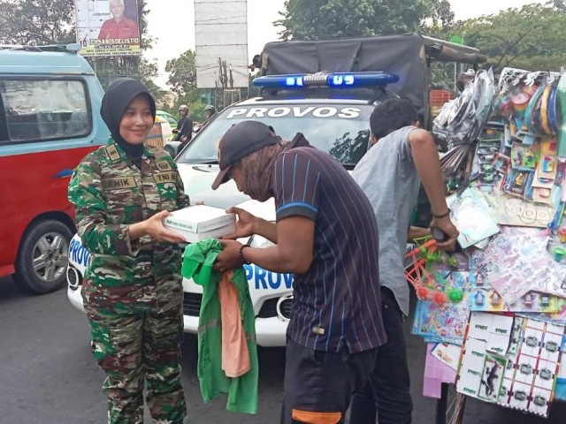 Kodim 0506/Tangerang Gelar Jum'at Berkah Bagikan Nasi Bungkus