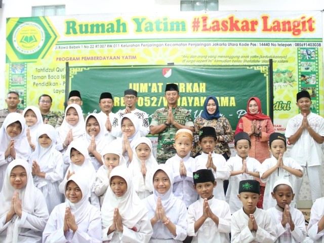 Sambangi Rumah Yatim, Danrem 052/Wkr Berikan Santunan