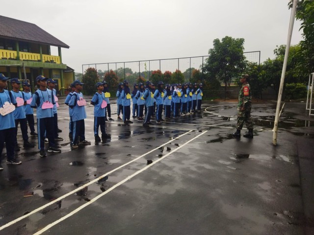 Babinsa Koramil 14/Panongan Memberi Pembekalan Latihan Dasar Kepemimpinan Siswa (LDKS)