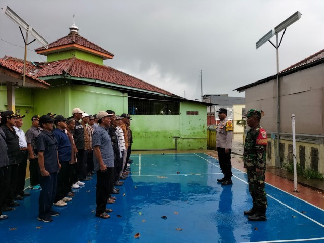 Jelang Pemilu 2024, Babinsa Koramil 12/Rajeg Latih Linmas di Wilayah Binaan