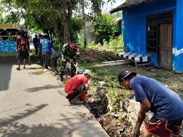Musim Hujan, Babinsa Ajak Warga Bersihkan Saluran Selokan