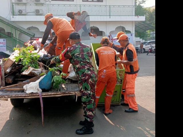 Mewujudkan Lingkungan Yang Bersih, Babinsa dan Anggota PPSU Kerja Bakti Bersama