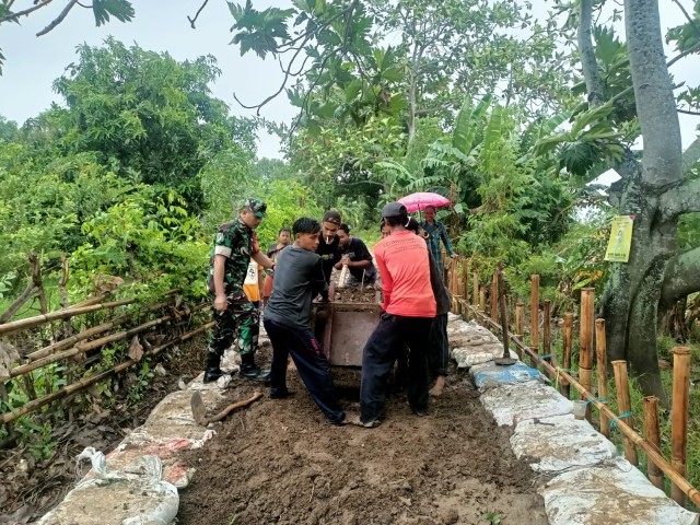 Agar Mudah di Lintasi, Babinsa Ajak Warga Memperbaiki Jalan Lingkungan