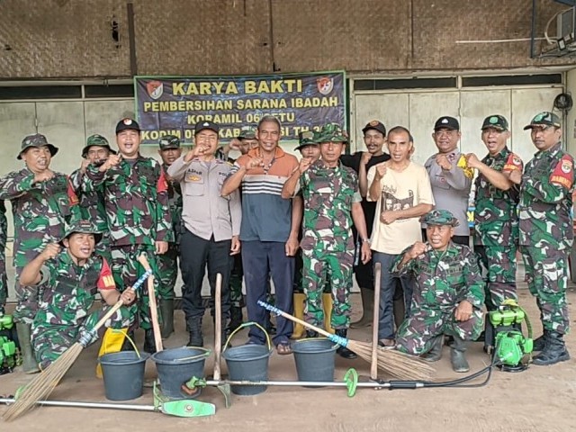 Saling Menghormati Antar Umat Beragama, Danramil Pimpin Karya Bakti di Gereja HKBP