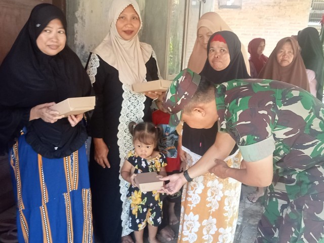 Anggota Kodim 0510/Tigaraksa Bagikan Makanan Siap Saji di Kegiatan Jum'at Berkah