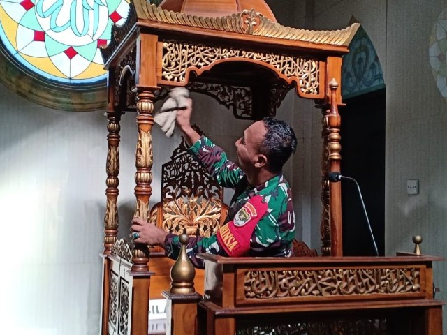 Merawat Kebersihan Rumah Ibadah Oleh Koramil 06/Cakung Laksanakan Karya Bakti