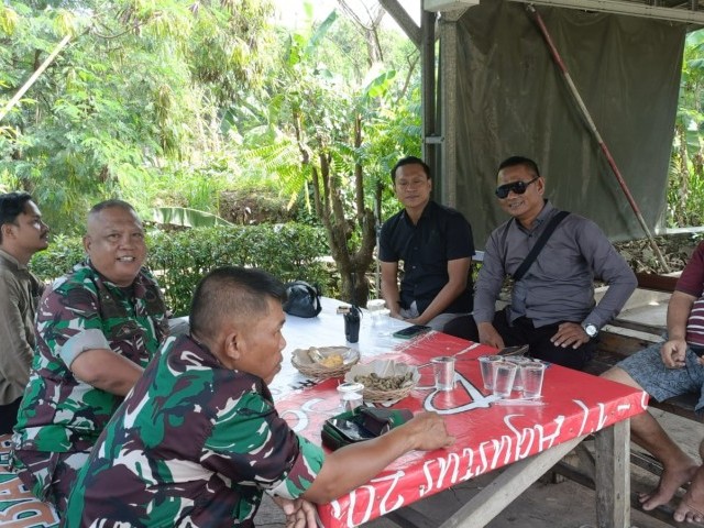 Babinsa Binong Komsos Bersama Ketua RW dan Tomas di Desa Binaan