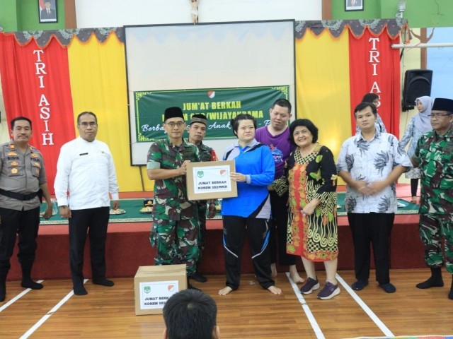 Jum'at Berkah, Korem 052/Wkr Memberikan Bantuan Kepada anak-anak Berkebutuhan Khusus