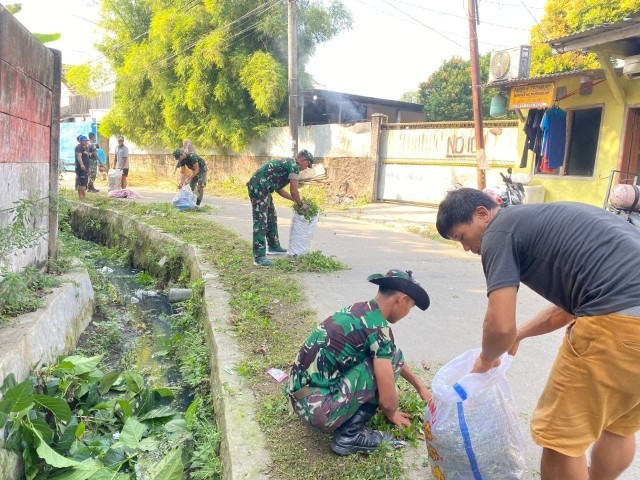 Karya Bhakti, Peran Aktif Babinsa Bersama Warga Bersihkan Lingkungan