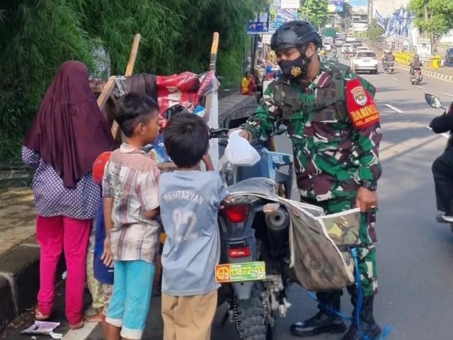 Giat Jum'at Berkah, Babinsa Jati Raden Bagikan Nasi Kotak Gratis